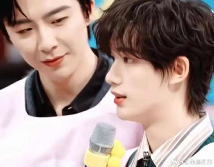 刘宇宁丁程鑫《你好星期六》摩托摇出圈，高光下腰抱引爆全网