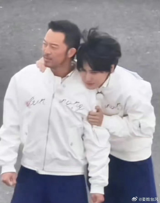 沙溢和张真源在之前的《奔跑吧》节目中有哪些温馨互动？