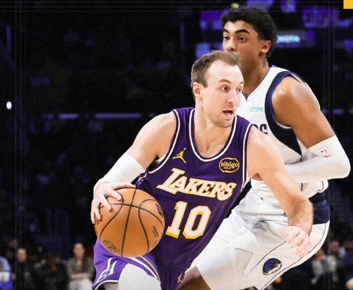 湖人队应如何在防守端保护肯纳德，以发挥他的进攻优势？