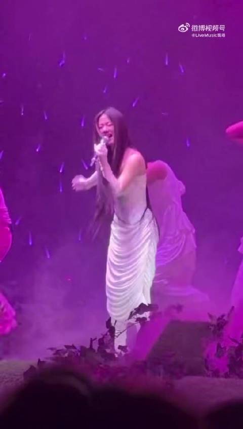 单依纯巡演唱好想谈恋爱引沸腾