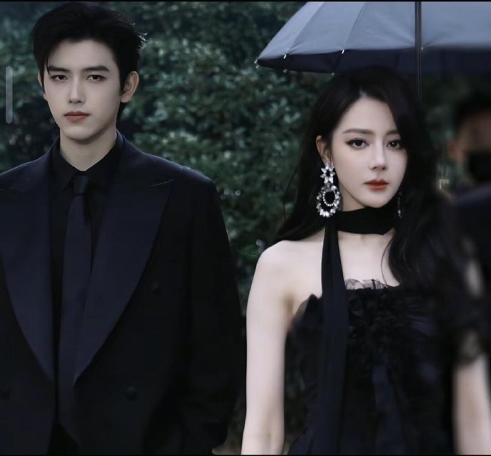 迪丽热巴在现代偶像剧《白日提灯》中的‘黑道千金’造型具体什么样？