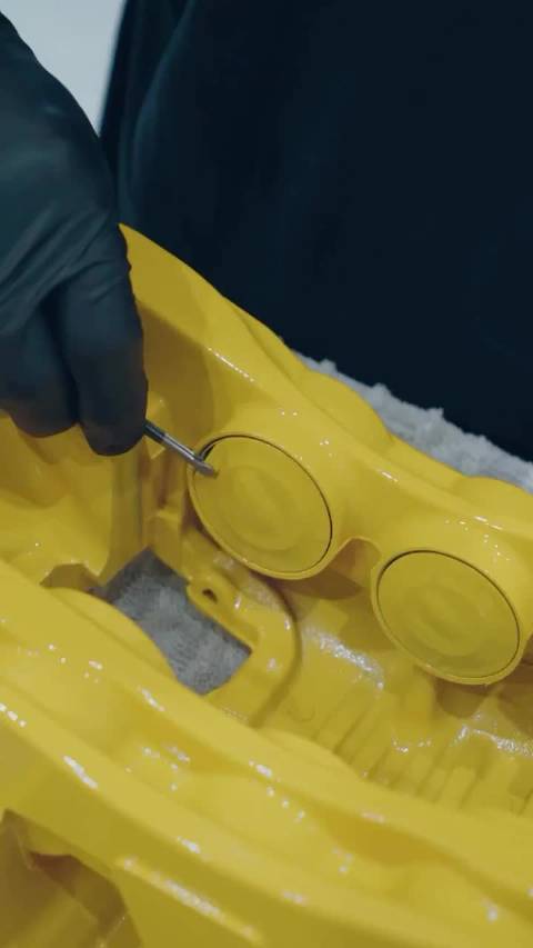 在法拉利上安装 Brembo 刹车片