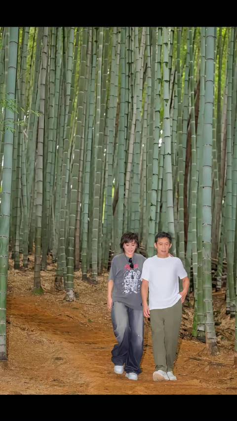 刘嘉玲梁朝伟竹林合影尽显恩爱