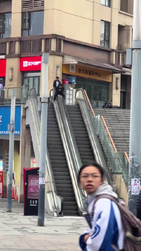 当防成龙装置离开地球表面