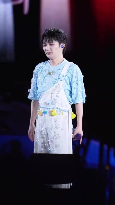 周深哈尔滨献唱《如愿》引震撼