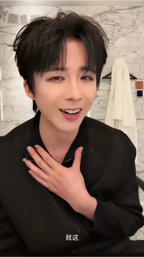 宁哥直播讲述跳伞前后的两幅面孔 刘宇宁搞笑