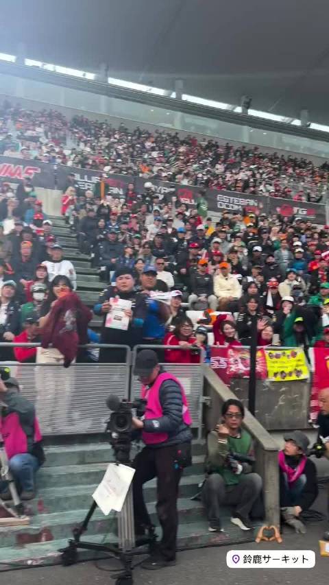 周冠宇与车迷互动展现双向温暖