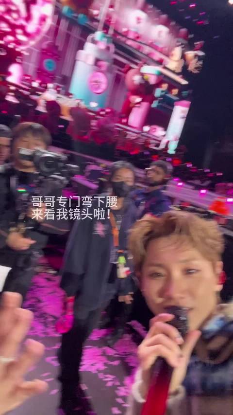 只要打开前置，小猫会自己找镜头！