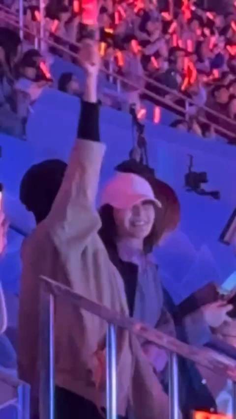 看来昨天是玩嗨了啦 一直跳呀跳呀挥呀挥呀 @秦岚 太可爱了吧 秦岚亲爱的客栈