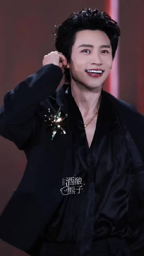 谁懂旁边所有人都在尖叫说魏晨好帅，哥哥我的哥哥