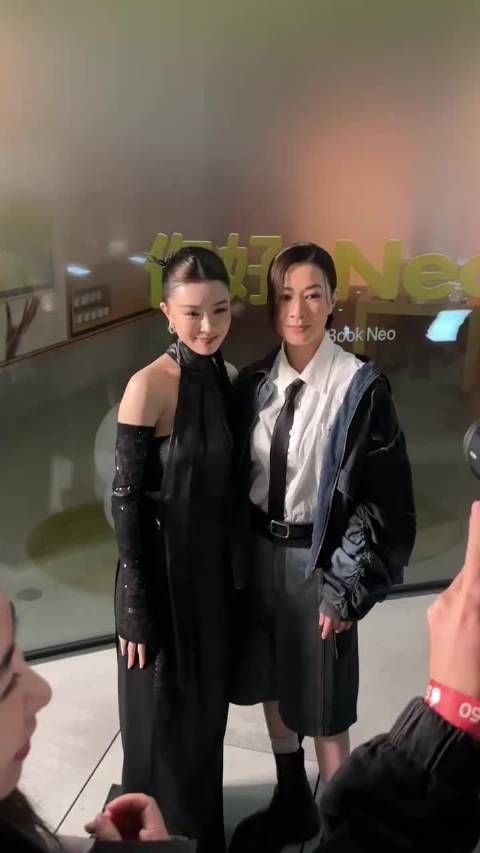 文咏珊佘诗曼同台亮相，发际线引关注