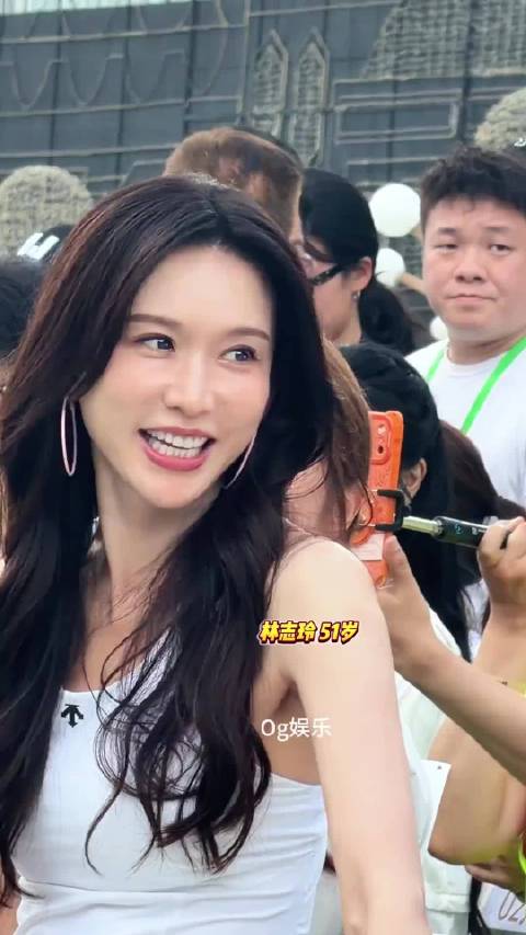 林志玲黄晓明香港马拉松台下牵手引关注