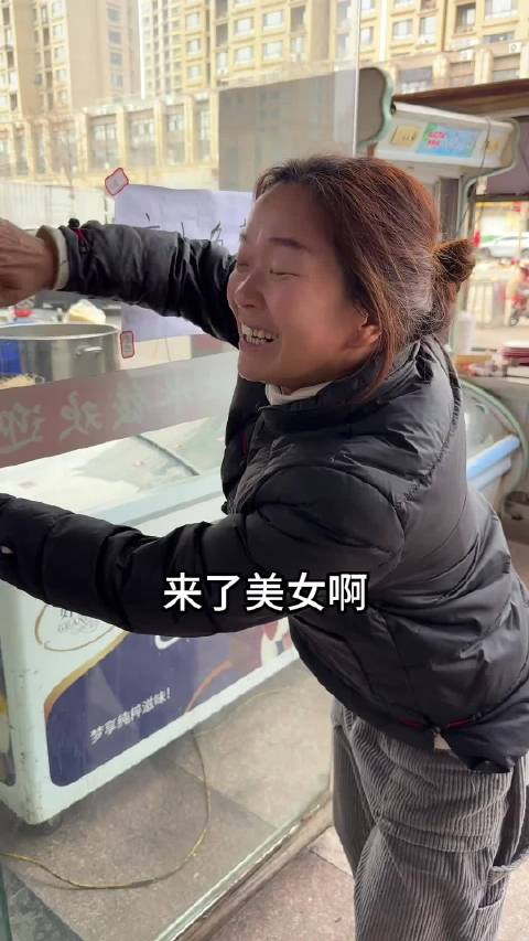 假扮盲人吃霸王餐！偷偷摸摸吃完，迷迷糊糊付款！这演技，奥斯卡欠她一座奖杯