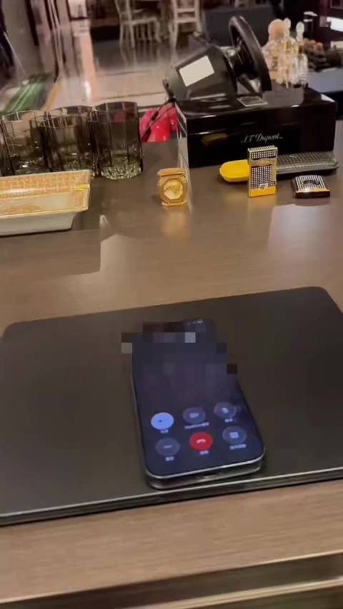 女子主动加豪车挪车电话求嫁车主