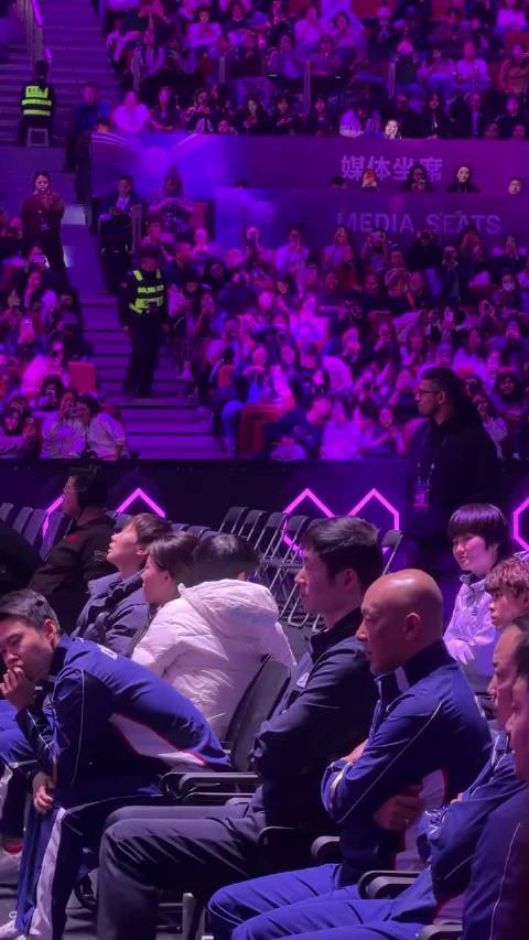 孙颖莎比赛间隙30秒内多次回头与观众互动