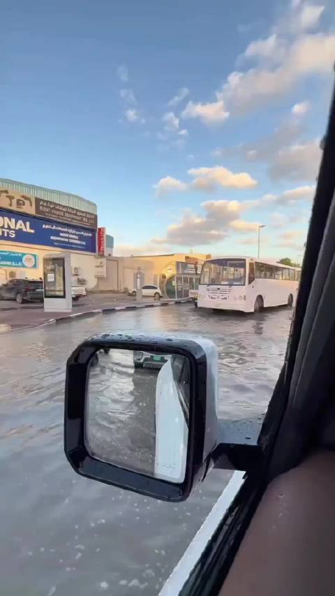 阿联酋暴雨仰望U8激活浮水模式脱困