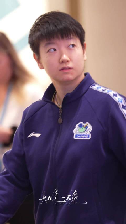 好奇小猫 看到自己的海报了