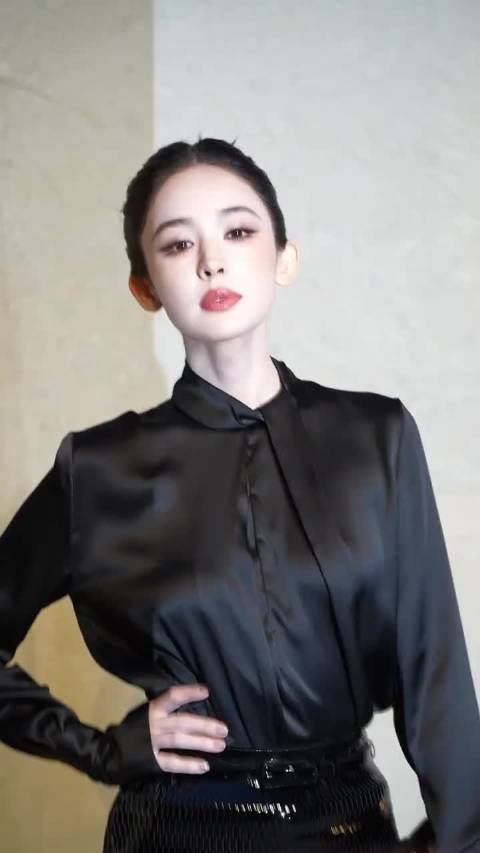 娜扎江边造型气场全开，东方明珠成背景