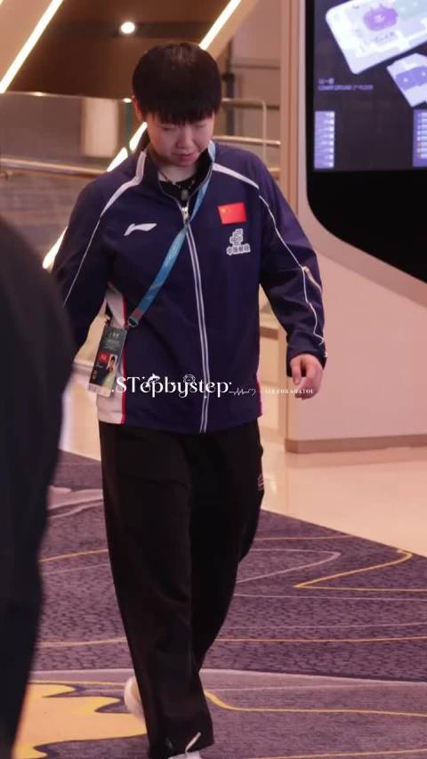 莎莎斜背挂牌参加抽签仪式啦