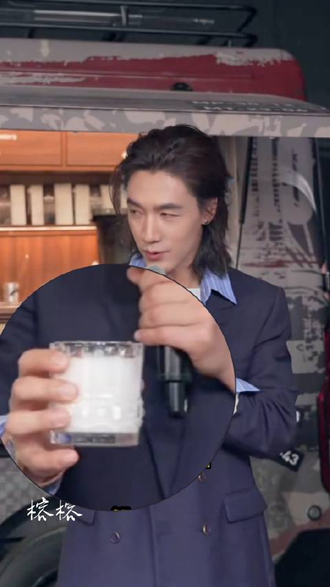 成龙调侃此沙喝咖啡，现场互动笑翻众人