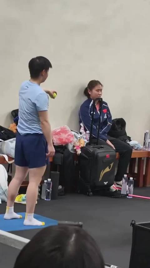 这套动作我也练练能增加协调性吗？我能站稳吗？孙颖莎热身训