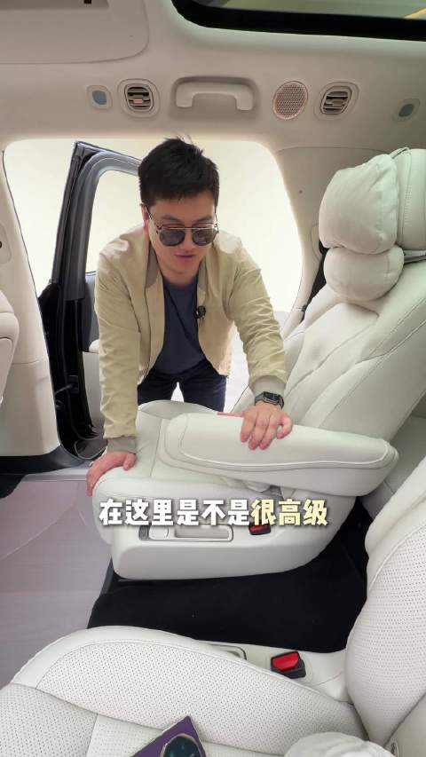 车评人试驾智己LS8称配置高被调侃乡下人进城