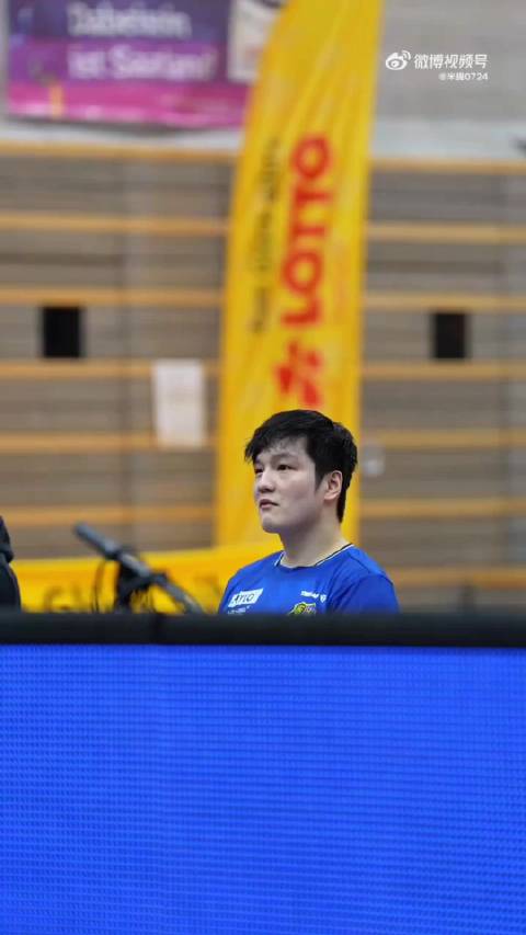 哈哈哈，对比旁边俱乐部经理的淡定，小看球的小表情实在太丰富了 cr.