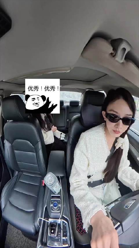 杭州女乘客网约车架脚辱骂司机，司机嗨歌反击