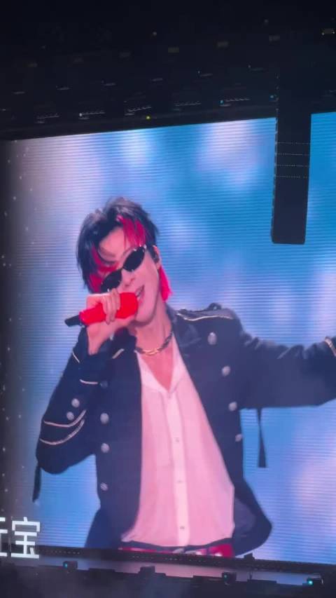 刘宇宁巅峰之夜献唱想你了，克制嗓音引爆万人合唱