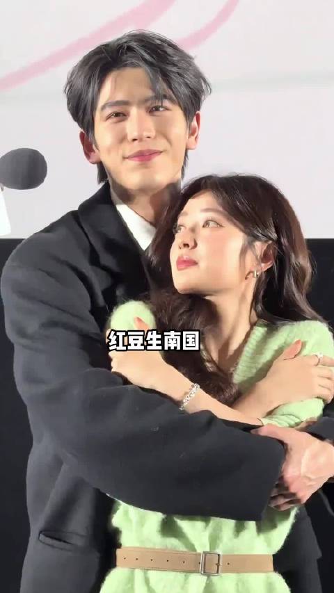 “张凌赫公主抱不同女星看男友力，平端白鹿，赵今麦似抱小孩”