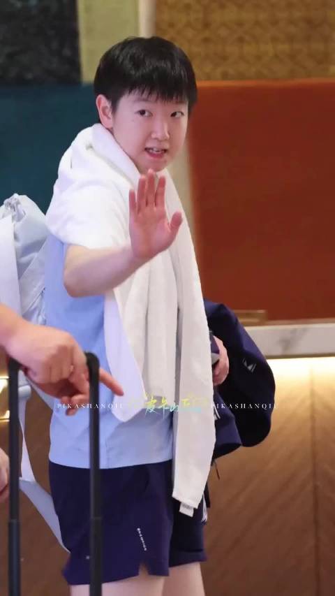 小豆包刚下训 脆生生说“再见”