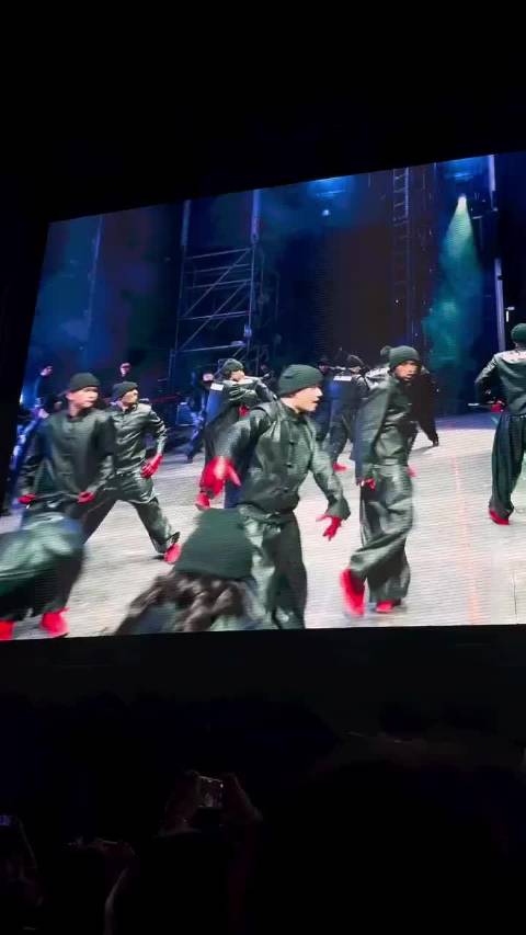 王嘉尔亮相拉美顶级音乐节，与Tyler, The Creator同台获赞