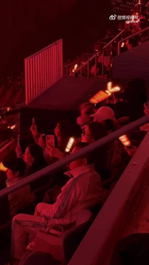 杜华娜姐在杰哥演唱会自拍，和好朋友看爱人的演唱会真是太幸福了