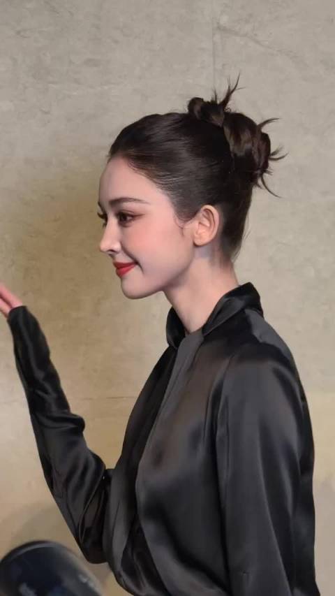 娜扎大光明造型惊艳亮相，黑丝绒衬衫配亮片裙气场全开