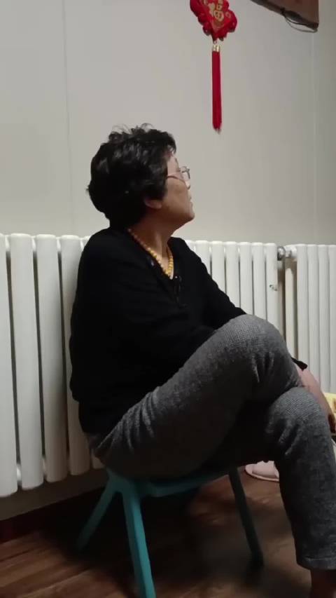 大姨太可爱了，明天晚上八点莎莎开打，孙女也不接了，少看一分钟都不行