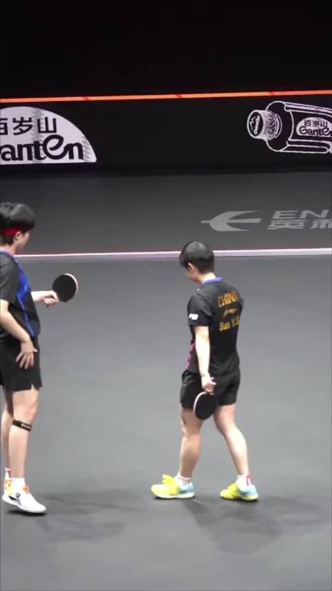 头哥向莎莎告状板上有水，莎莎回应拿毛巾擦