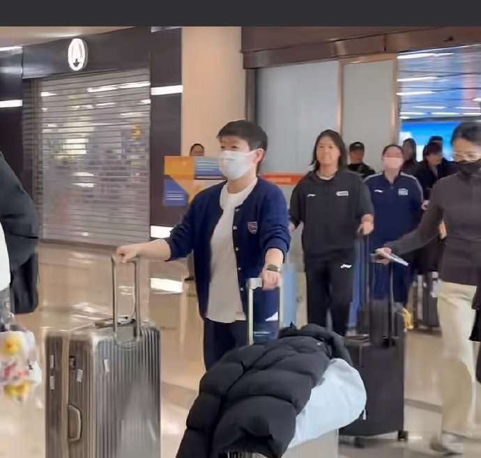 孙颖莎下训秒变“小话痨”！与队友教练热聊画面引热议