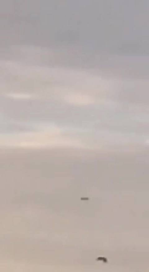 两架伊朗小摩托袭击了阿曼的萨拉拉港，精确打垮了集装箱码头的吊车