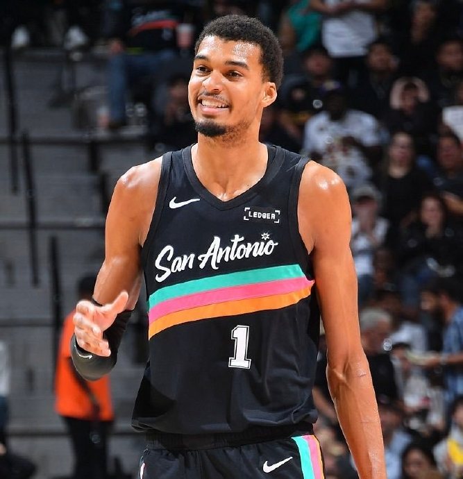 与同期的邓肯、詹姆斯相比，文班亚马的成长轨迹有何不同和优势？