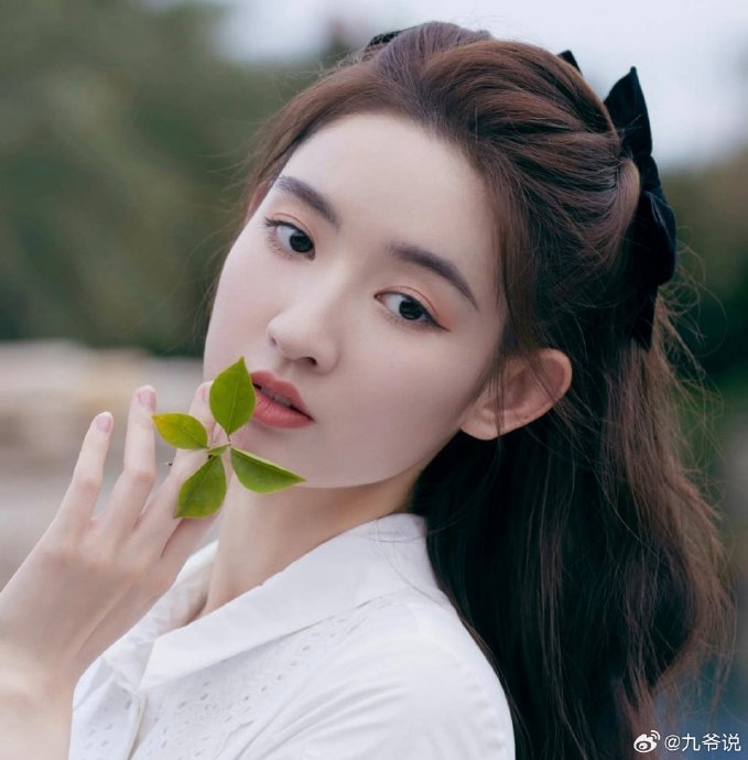 王玉雯是如何对待剧组工作人员和粉丝，从而获得‘内娱活人天花板’称号的？