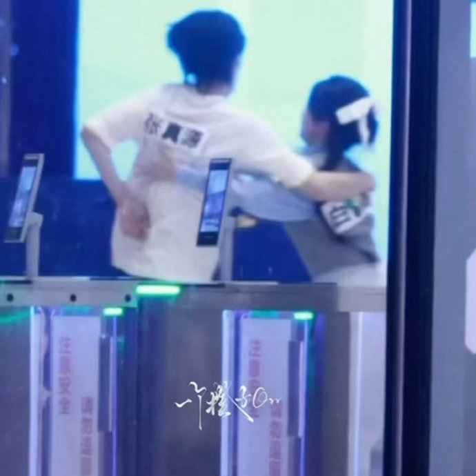 张真源为什么选择单手与白鹿进行撕名牌对抗？