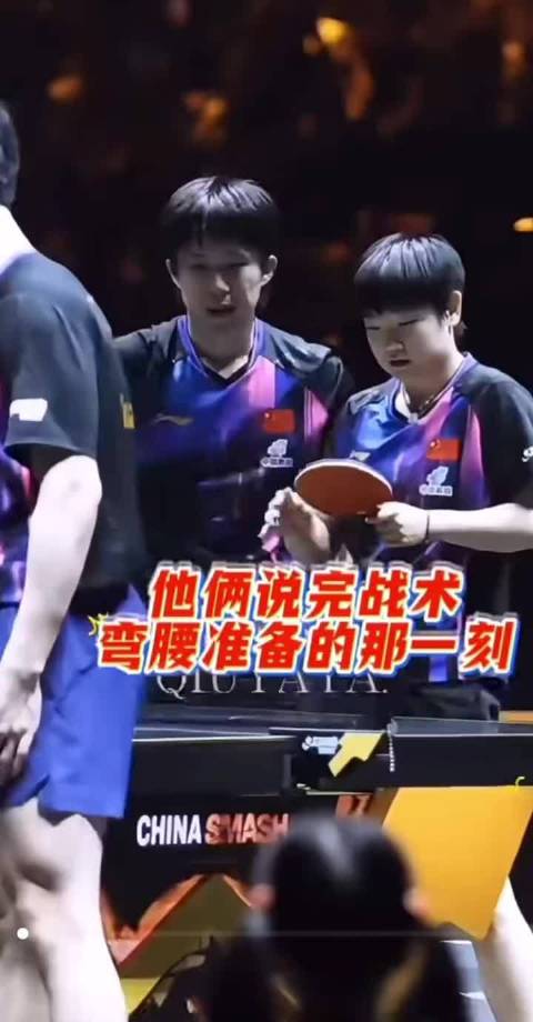 这俯身的默契度太顶了！眼神死死锁住对手，气场直接拉满