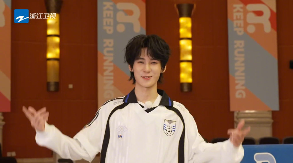 张真源单手与白鹿撕名牌，奔跑吧直播展现青春活力