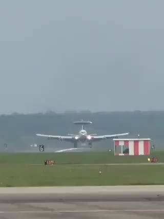 伊朗导弹袭沙特基地：美军E-3预警机遭重创