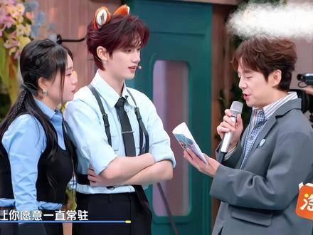 何老师被夸得翘起了嘴角 黄子弘凡 何老师