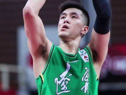 郭艾伦对“南斯拉夫步”爱得深沉，杨鸣打趣道：这动作你都火出几个版本了！