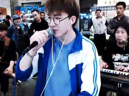 刘宇宁校服造型献唱《约定》，声线迷人引共鸣