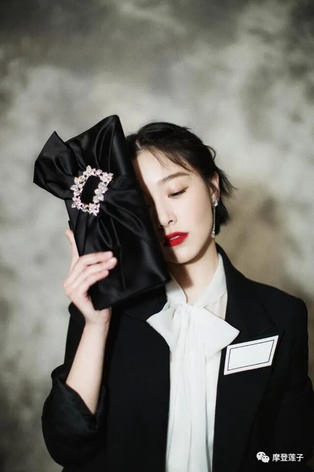 阚清子职场穿搭好霸气,西装配衬衫再融入蝴蝶结元素,时尚又高级