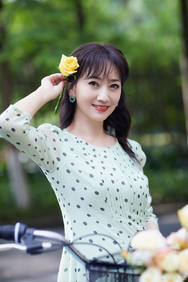 赵雅芝身着碎花长裙 卷发造型更优雅！