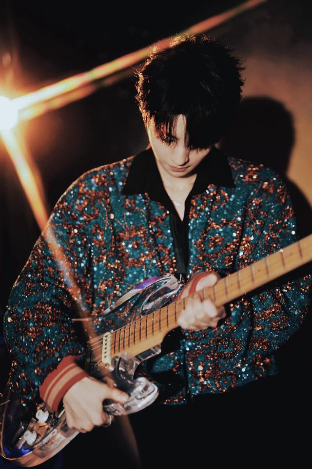 王俊凯穿鎏金西装亮相QQ音乐巅峰之夜，全场大喊王俊凯!_乐乐妈在头条创作